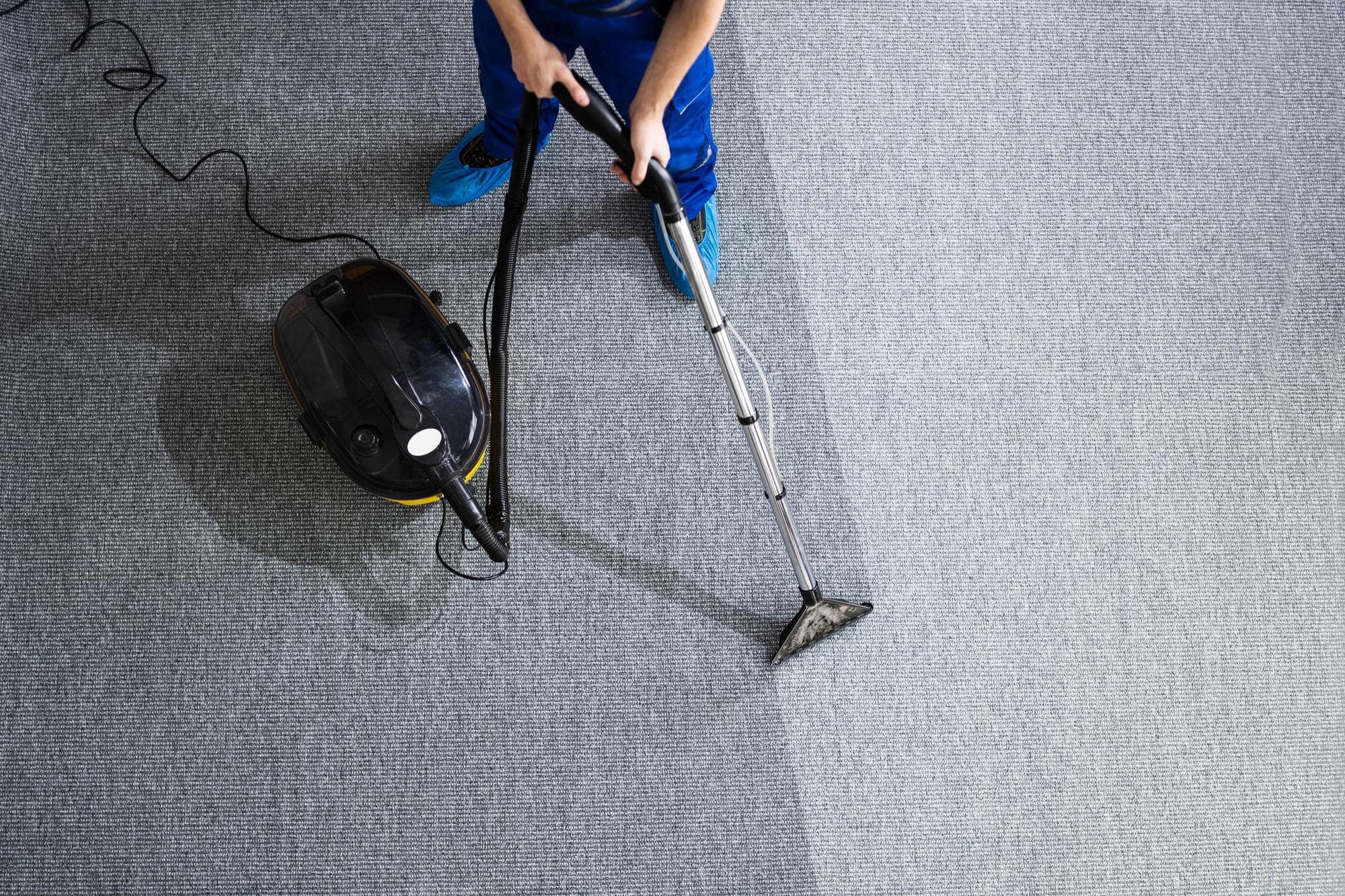 personal profesional aspirando alfombras en una oficina